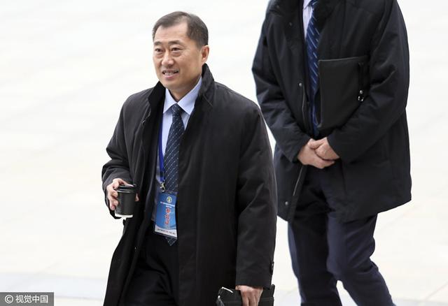 苏若离倒是有些不太习惯，礼貌的说道：洪先生好，陈先生好。